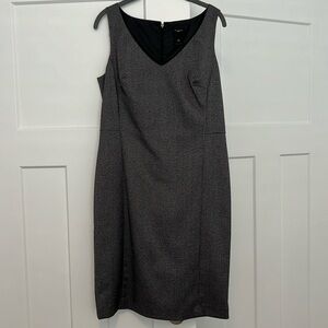 ANN TAYLOR LINED SHIFT DRESS. 8. blk/white. pit to pit 19”. Length 38”